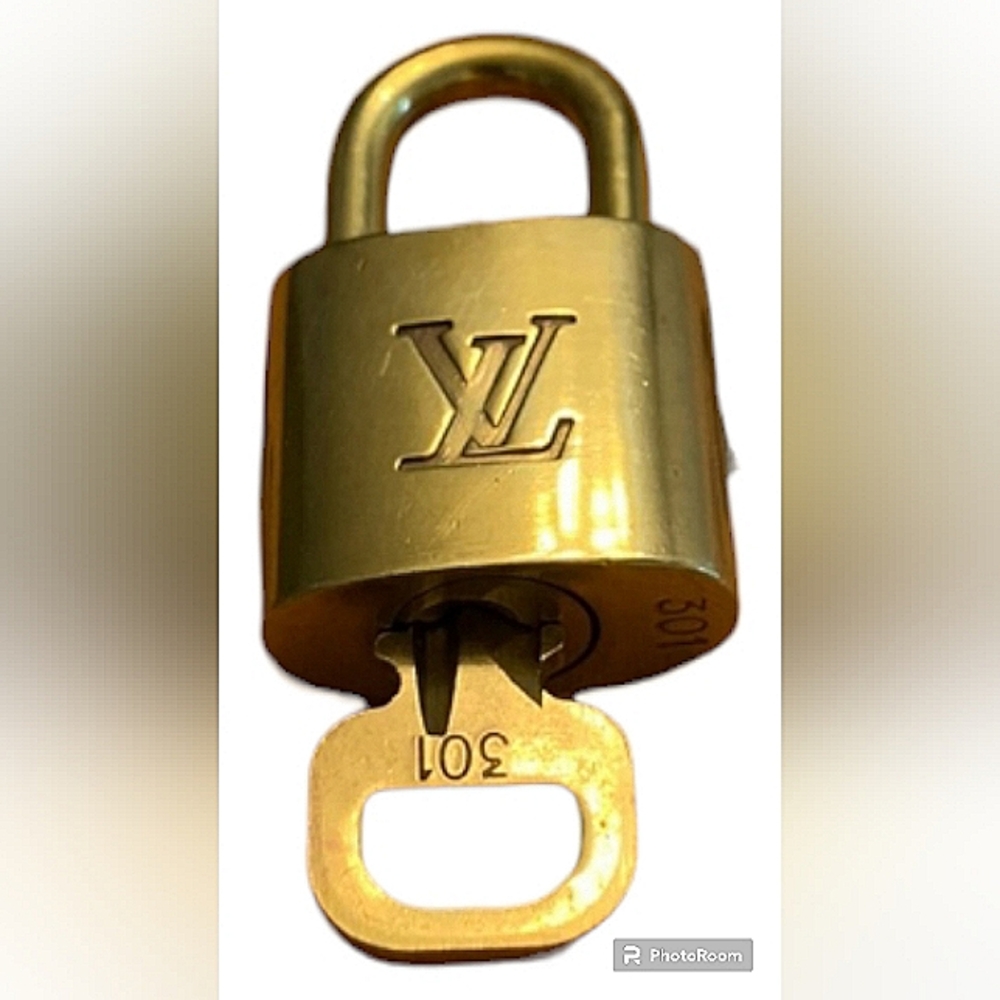 LOUIS VUITTON AUTHENTIC LOCK AND KEY Number 301